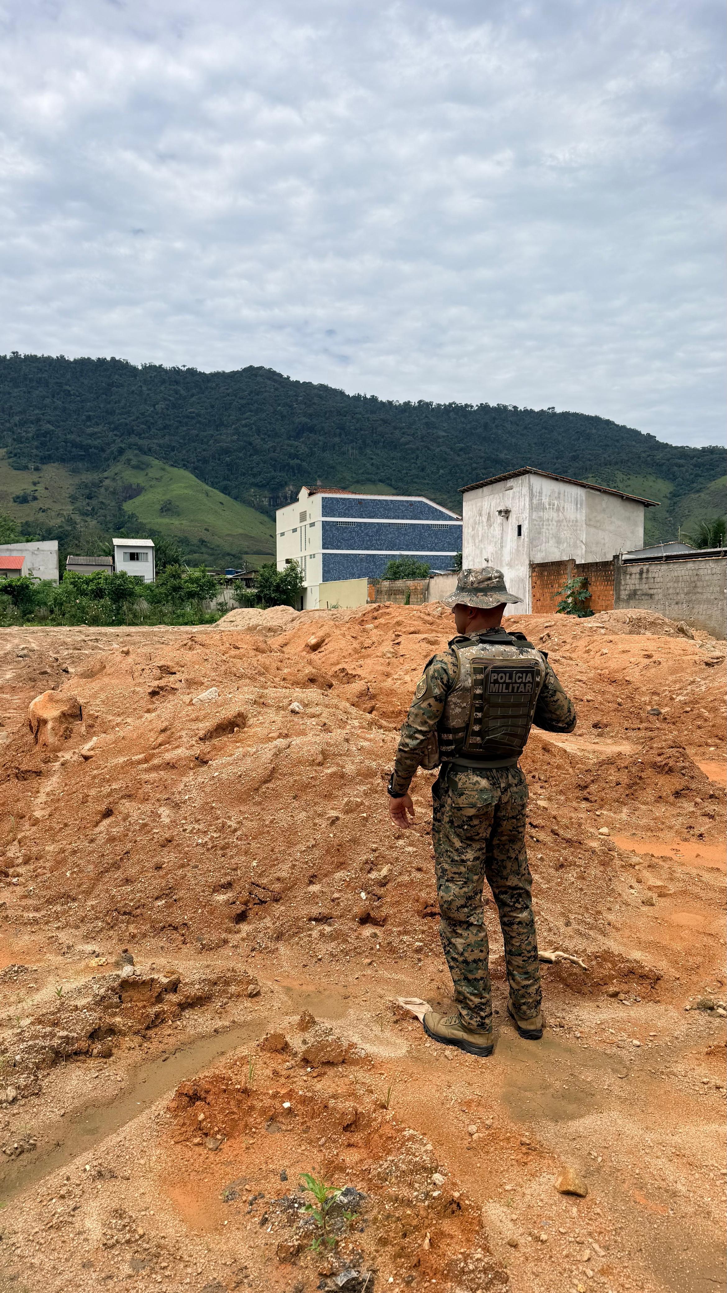 Denúncia ao Linha Verde leva polícia a identificar degradação ambiental de dois mil metros quadrados em Angra dos Reis